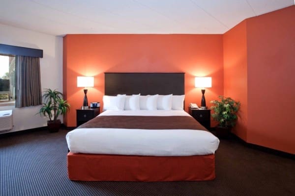 AmericInnGuestroom resized